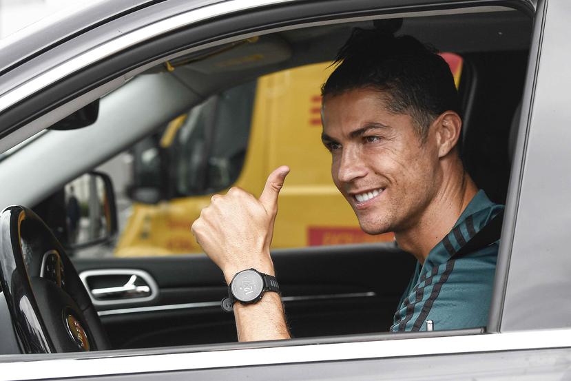 Cristiano Ronaldo saluda a su llegada al entrenamiento del Juventus. (AP)