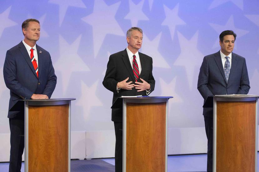 Los precandidatos Tommy Ahlquist, Brad Little y Raúl Labrador durante uno de los debates. (AP)
