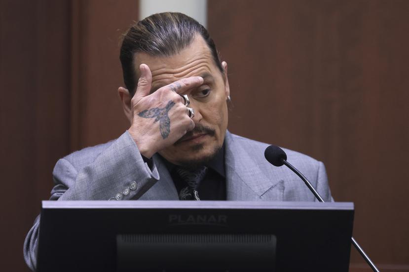 El actor Johnny Depp testifica durante el juicio contra su ex esposa Amber Heard a la cual acusa de difamación.