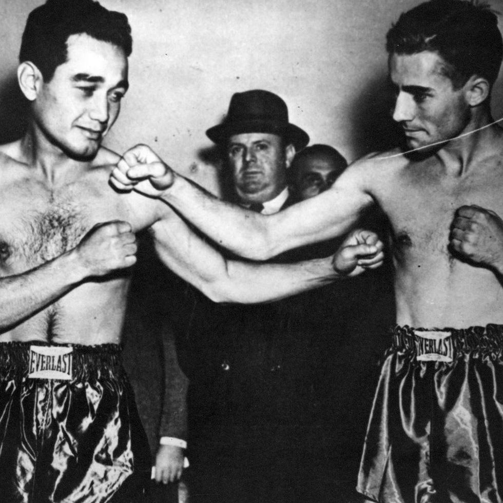 Sixto Escobar y Harry Jeffra posan antes de una de las cinco peleas que ambos protagonizaron.  (Foto del Sistema de Bibliotecas de la Universidad de Puerto Rico)