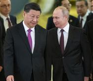 El presidente de China, Xi Jinping, a la izquierda, y el presidente de Rusia, Vladímir Putin, a la derecha, entran en una sala para reuniones en el Kremlin.