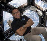 La imagen distribuida por NASA muestra al astronauta Frank Rubio flotando dentro de la cúpula, la "ventana al mundo" de la Estación Espacial Internacional.