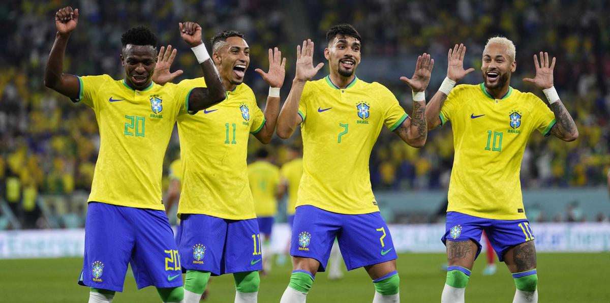 De izquierda a derecha, Vinicius Junior, Raphinha, Lucas Paquetá y Neymar bailan tras el segundo gol de Brasil en el partido ante Corea del Sur.