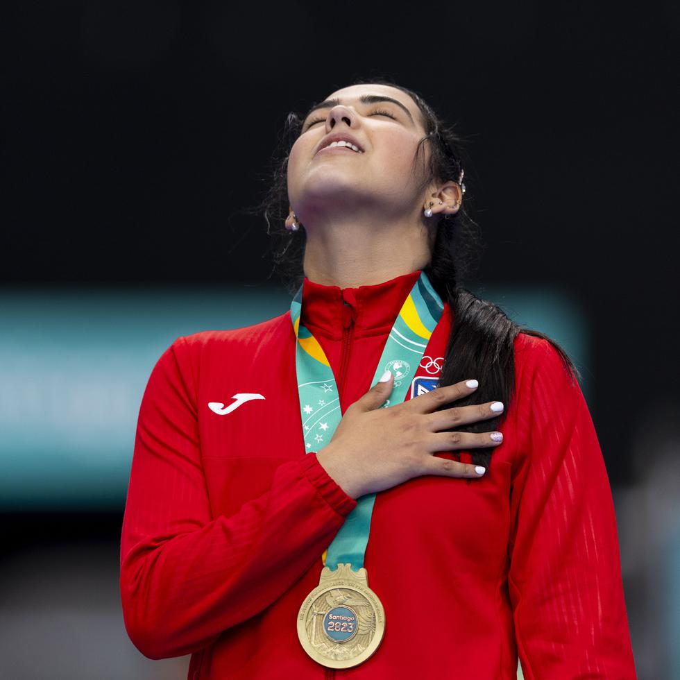 Adriana Díaz con su medalla de oro en los Juegos Panamericanos Santiago 2023.