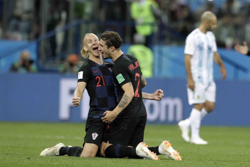 Dos jugadores de Croacia celebran el triunfo. (AP)