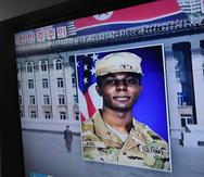 Imagen del soldado estadounidense Travis King durante un programa noticioso visto en la estación de tren de Seúl, Corea del Sur.