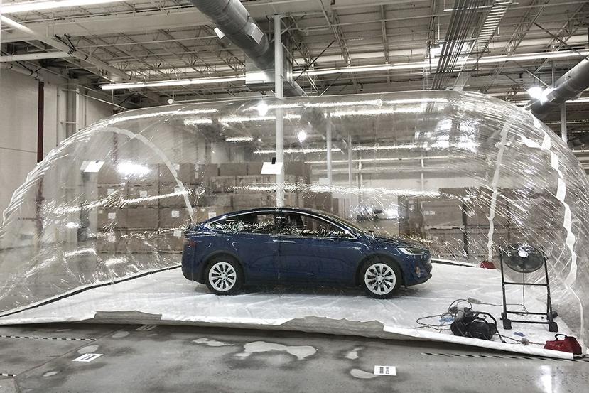 En el 2016, Tesla probó que su sistema de filtración de aire HEPA en sus modelos X y S podía reducir a niveles casi indetectables cantidades extremas de contaminación. (Tesla)