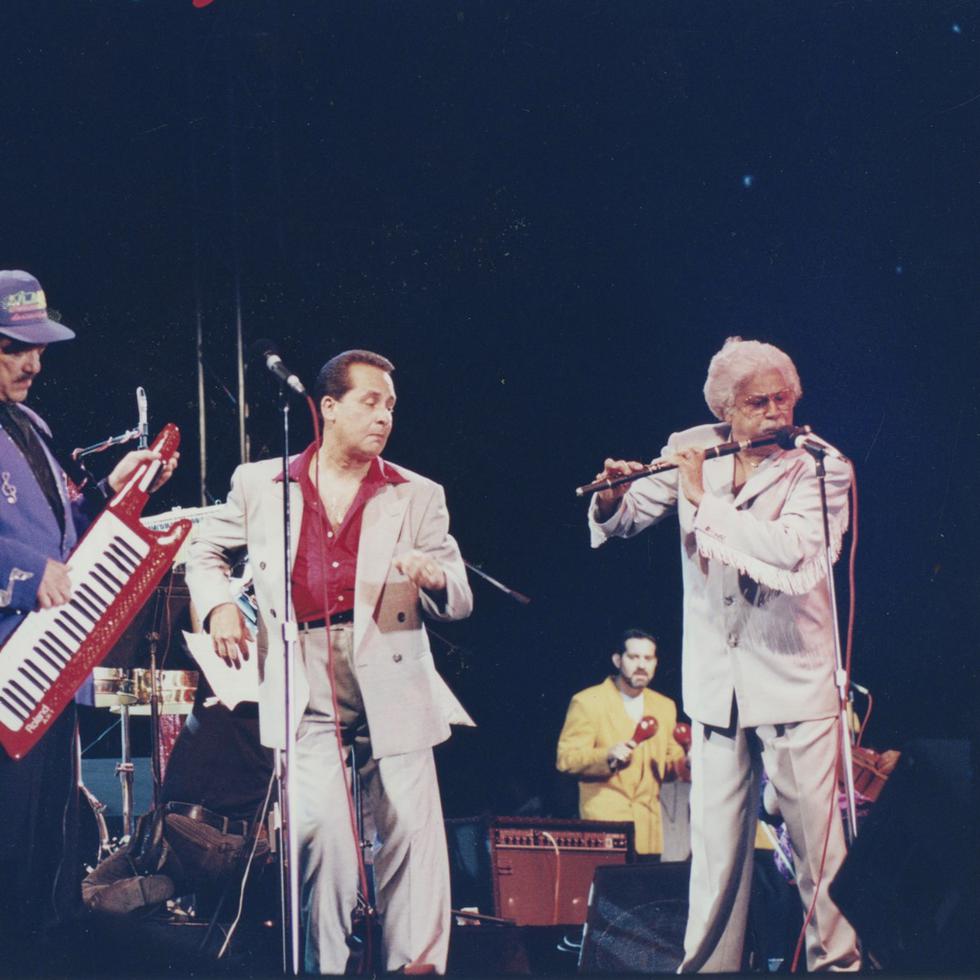 Presentación de 1994 de las Estrellas de Fania. Desde la izquierda, Roberto Roena, Larry Harlow, Ismael Quintana y Johnny Pacheco.