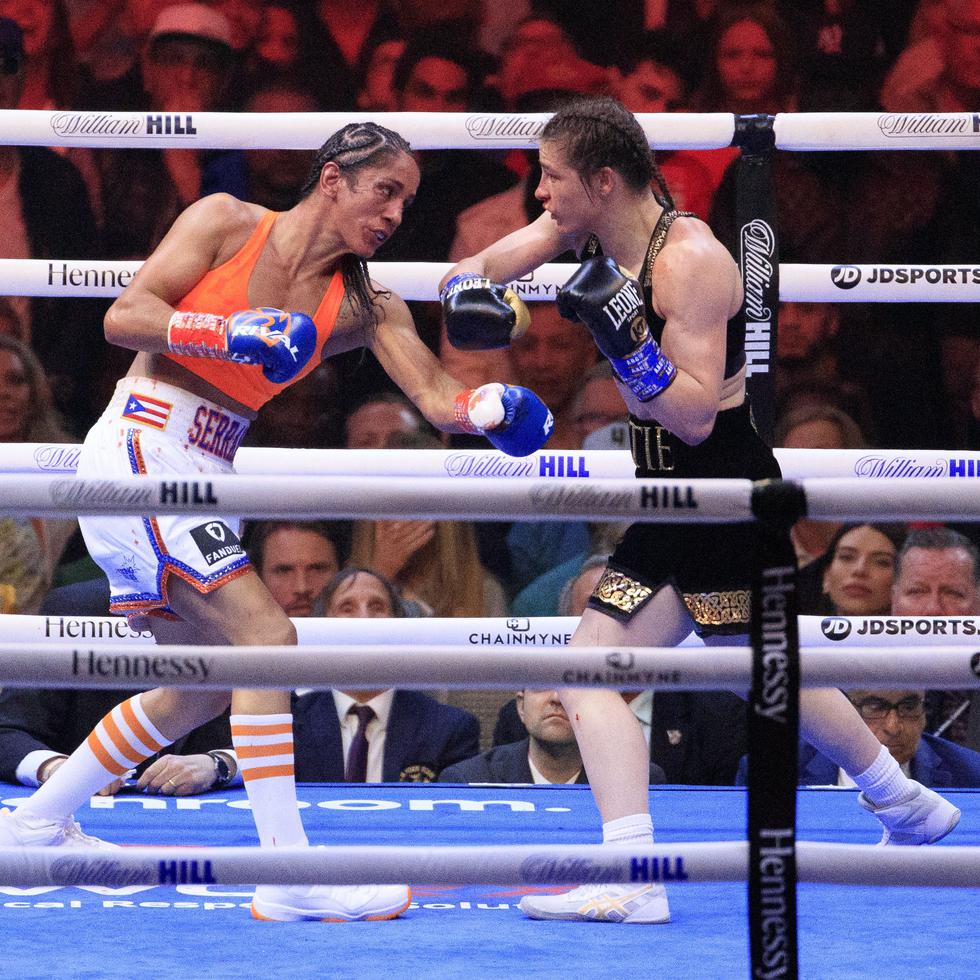Amanda Serrano y Katie Taylor intercambian golpes en el centro del ring durante su megacombate del 30 de abril de 2022 en el Madison Square Garden de Nueva York.