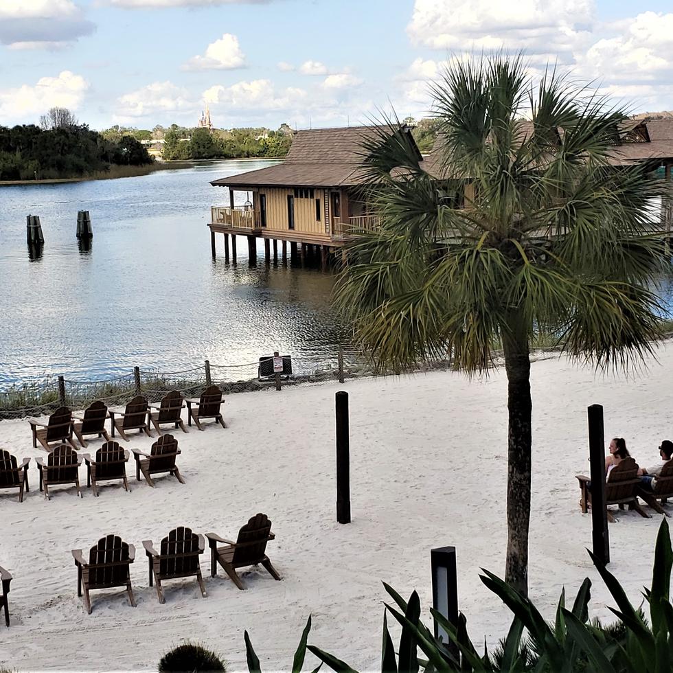 Vista panorámica del Polynesian Village Club Level Lounge desde la playa.