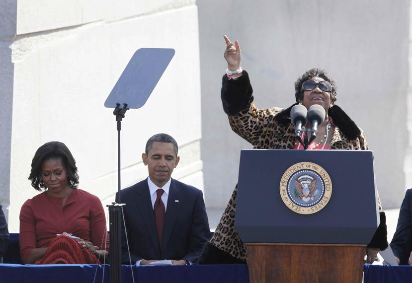En esta foto de archivo del 16 de octubre de 2011, Aretha Franklin canta mientras el presidente Barack Obama y la primera dama Michelle Obama observan durante el memorial de Martin Luther King Jr. en Washington. (AP Photo/Charles Dharapak)
