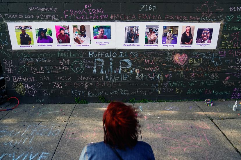 Una persona visita el memorial improvisado cerca del lugar donde fue asesinada una decena de personas en Buffalo.