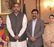 En la foto se observa a Malala Yousafzai, junto al  primer ministro paquistaní, Shahid Khaqan Abbasi, y sus padres, durante la visita realizada a Pakistán. (AP)