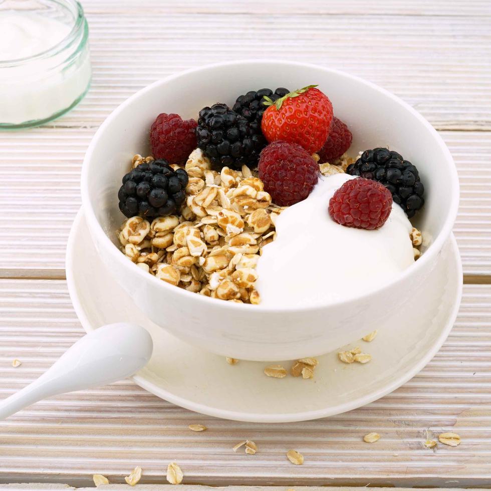 El yogur y las bluberries están entre los alimentos que ayudan a subir las defensas.