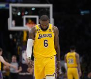 Un cabizbajo LeBron James, de los Lakers de Los Ángeles, durante los últimos minutos de la derrota ante los Nuggets de Denver el lunes en la noche.
