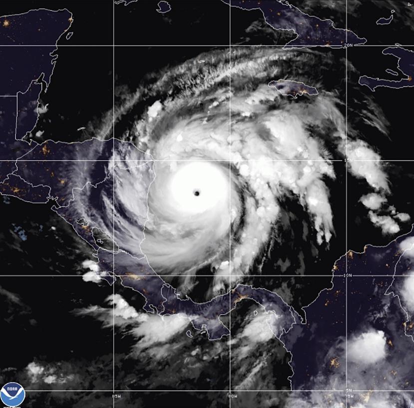 Imagen satelital del poderoso huracán Iota tomada hoy, lunes.