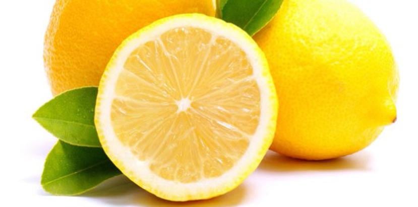 El limón es una fruta versátil que se usa tanto en la confección de alimentos como en la creación de remedios para mantenerse saludable.