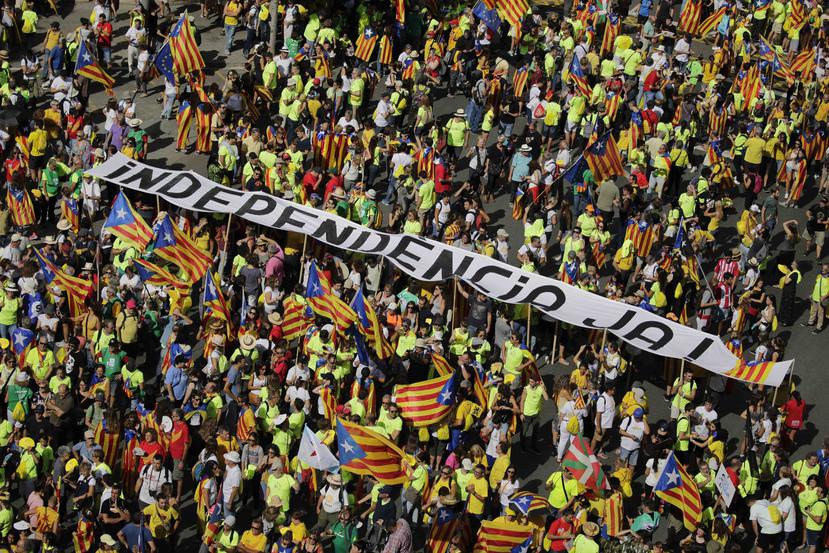 El lunes 11 de septiembre de 2017 miles de personas se reunieron en las calles de Barcelona, España, para celebrar el Día de Cataluña y también para mostrar su apoyo a la independencia de esa región del país europeo. (AP Foto/Emilio Morenatti)
