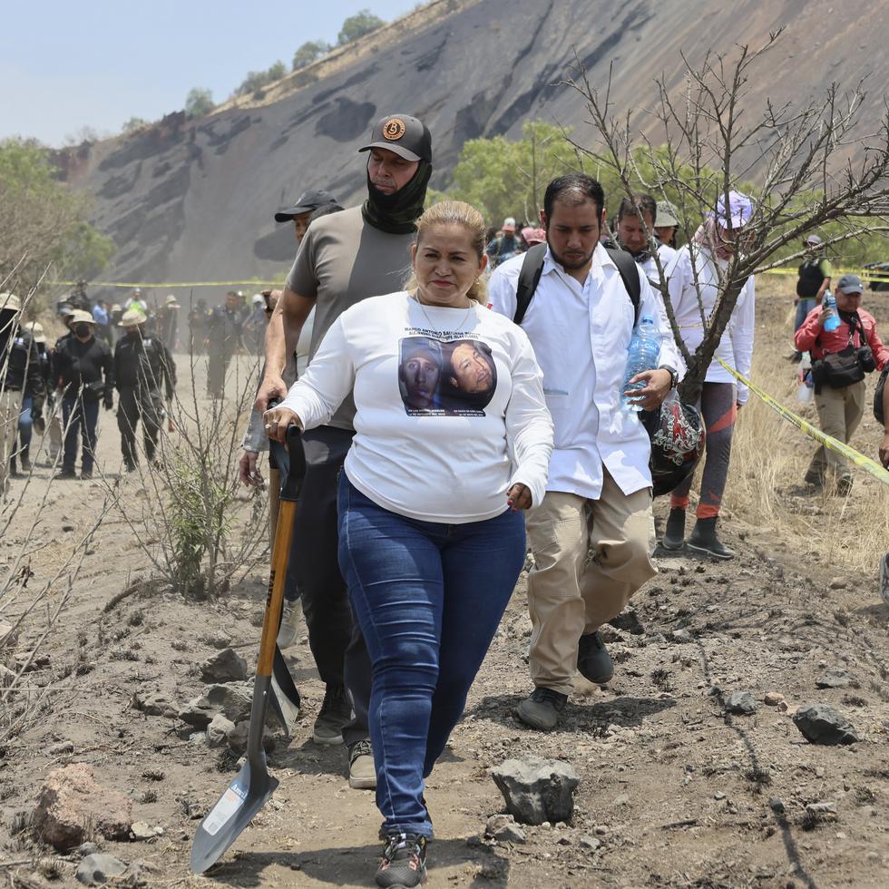 Ceci Flores, líder de un grupo de "madres buscadoras" del norte de México, carga una pala en el sitio donde dijo que su equipo halló un presunto crematorio clandestino, el miércoles, en Tláhuac, al sur de la Ciudad de México.