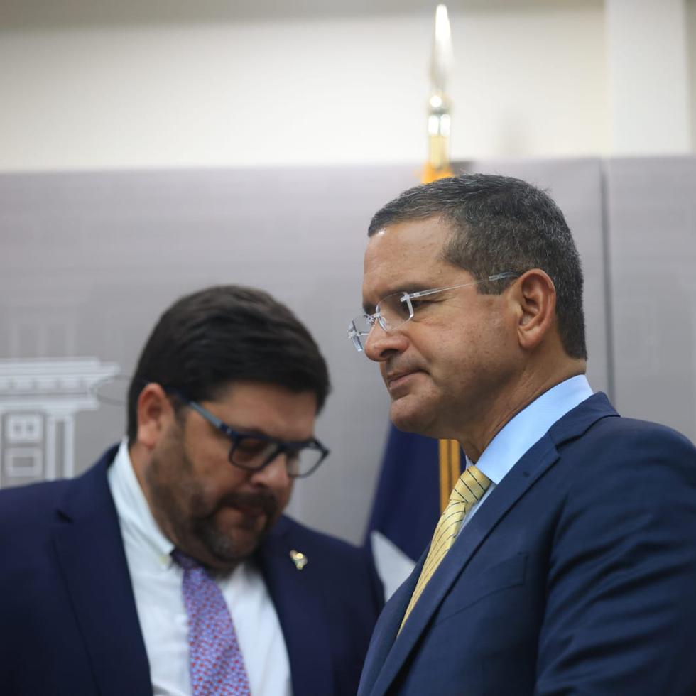 El gobernador Pedro Pierluisi junto al secretario de Salud, Carlos Mellado, durante una conferencia de prensa.