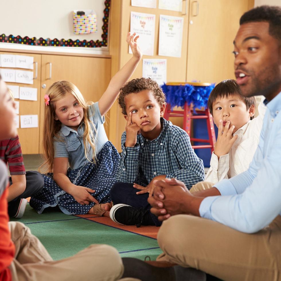 Al fomentar la comunicación, los maestros contribuyen al bienestar emocional de los estudiantes.