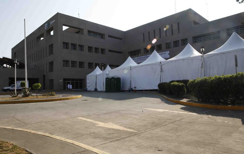 Imagen de la instalación de carpas que se realizó para expandir la capacidad de un hospital en Ciudad de México. (AP)
