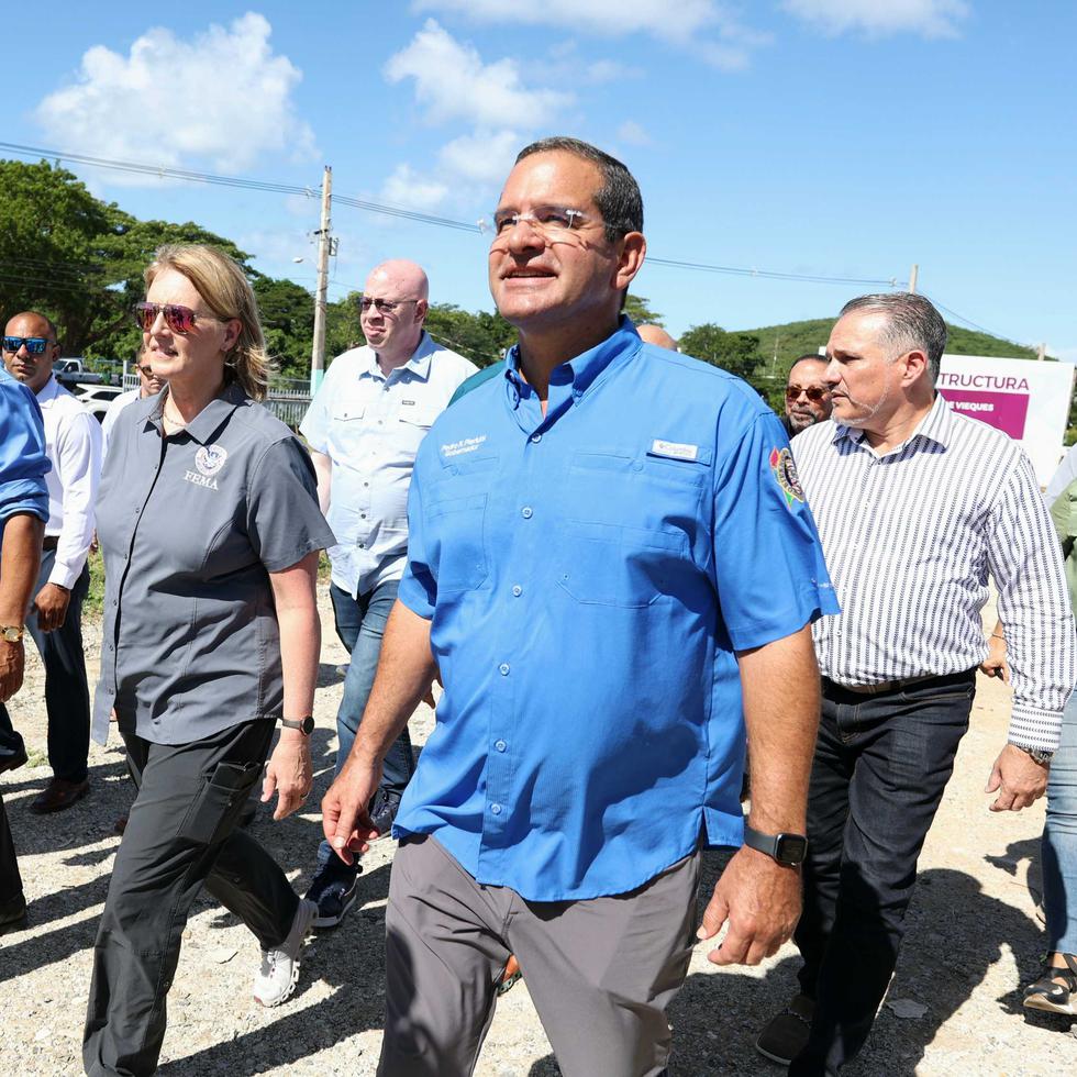 El gobernador Pedro Pierluisi hizo expresiones a la prensa durante un evento en Vieques.