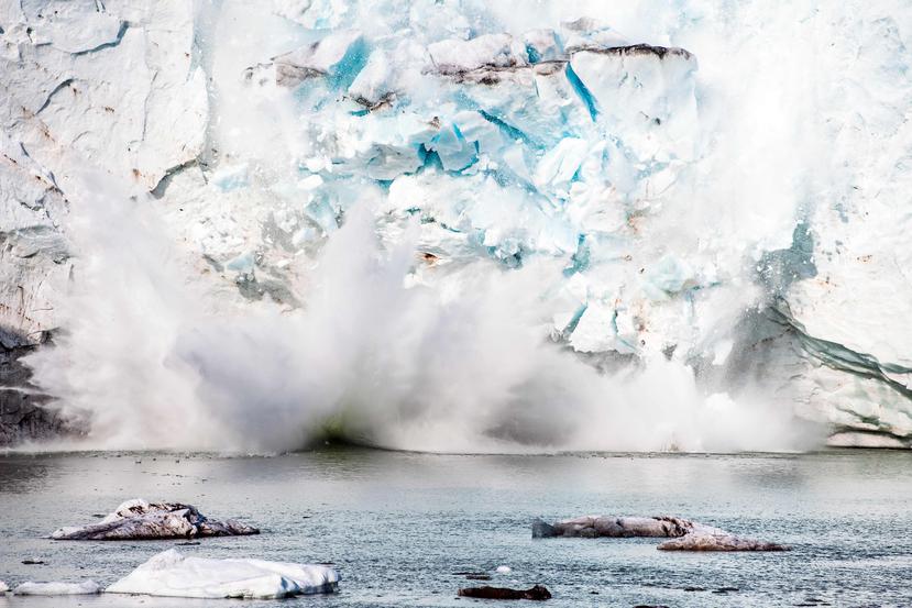 La descarga de hielo de glaciares de salida aumentó 14 por ciento desde los 80, arrojó un estudio. Un iceberg se desprende del Glaciar Apusiaajik.