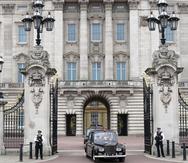 En este vehículo, la Corona del Estado Imperial, la Espada del Estado y la Gorra de Mantenimiento salen del Palacio de Buckingham para la Apertura Estatal del Parlamento en la Cámara de los Lores, en Londres.