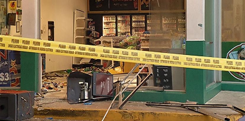 Este fue el destrozo que causaron los asaltantes al intentar robar el cajero automático de la tienda de una gasolinera. (Suministrada)