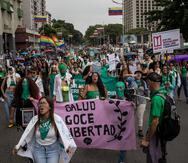 Decenas de personas marchan para exigir medidas legales para el aborto, en Caracas, Venezuela.