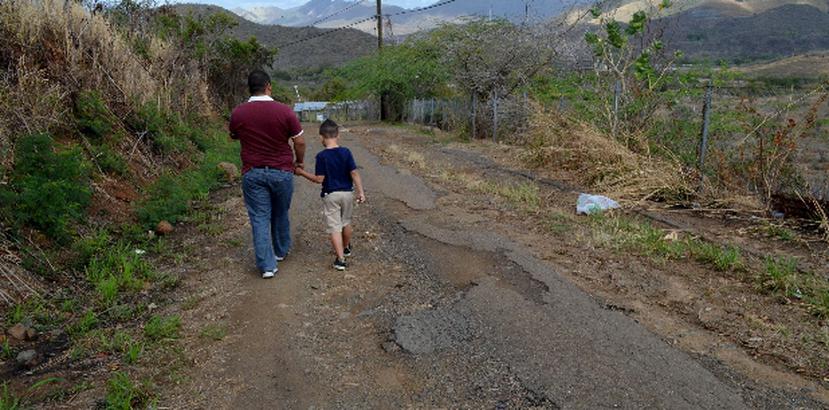 En Rancho Guayama, los residentes pasan una odisea para llegar a sus casas debido a las pésimas condiciones de la carretera. (Para Primera Hora / Edgar Vázquez Colón)
