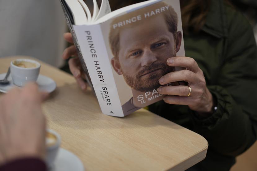 Una persona lee una copia del nuevo libro "Spare" del príncipe Harry en una librería de Roma.