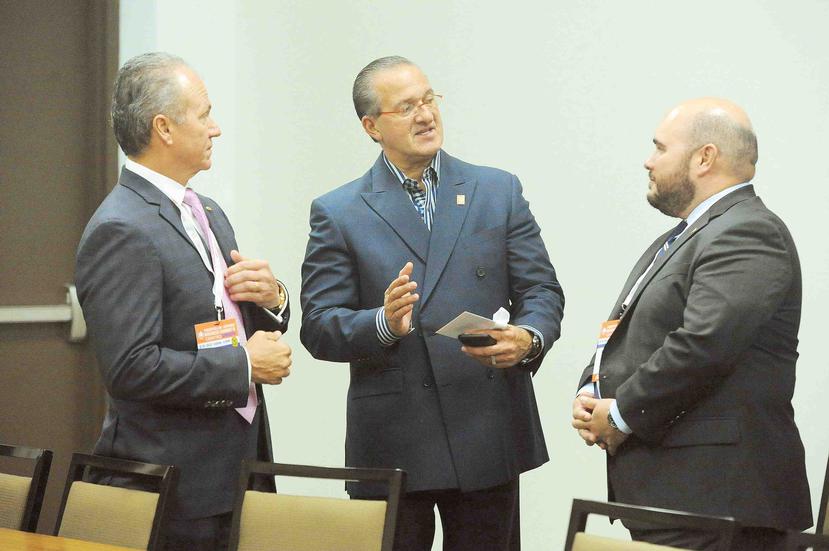 Desde la izquierda, Ricky Castro, presidente de MIDA; Rodrigo Masses, presidente de la AIPR; y Ramón Pérez, presidente de la Asociación de Productos de Puerto Rico. (Suministrada)