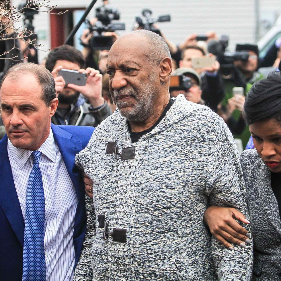 Bill Cosby, al centro, fue encontrado culpable de agresión sexual y sentenciado a cumplir de tres a 10 años de prisión.
