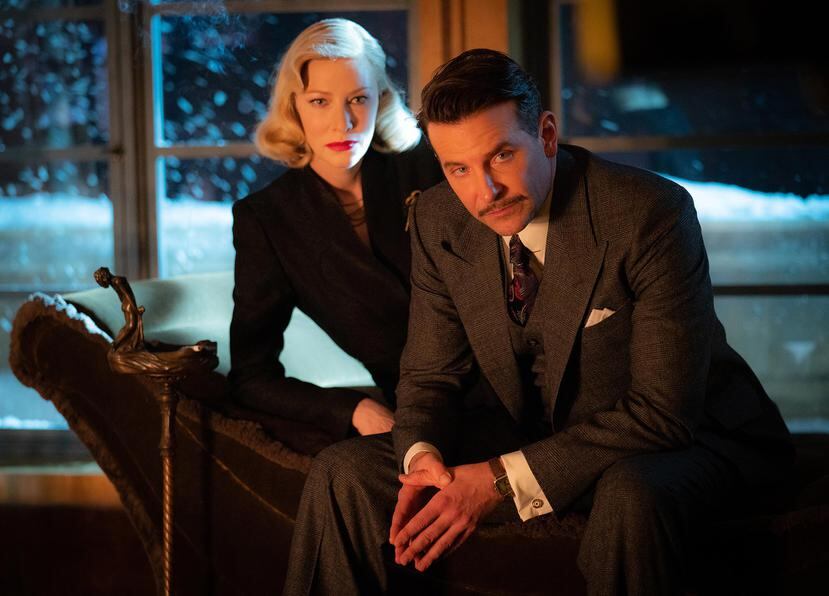 Cate Blanchett y Bradley Cooper en la película "Nightmare Alley".