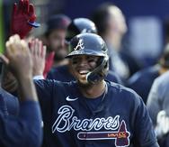 Orlando Arcia, de los Braves de Atlanta, es felicitado en el dugout después de conectar un cuadrangular de dos carreras en la sexta entrada en un partido de béisbol de primavera en contra de los Phillies de Filadelfia.