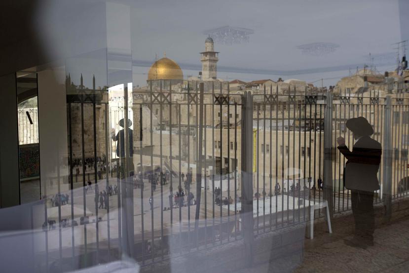 Un judío ultraortodoxo mira al Muro de las Lamentaciones y a la Cúpula de la Roca, atrás, en la ciudad vieja de Jerusalén. (AP)