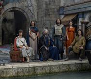 Desde la izquierda, los actores Leon Wadham, Cynthia Addai-Robinson, Trystan Gravelle, Lloyd Owen, Ema Horvath y Maxim Baldry durante la primera temporada de "The Rings of Power".