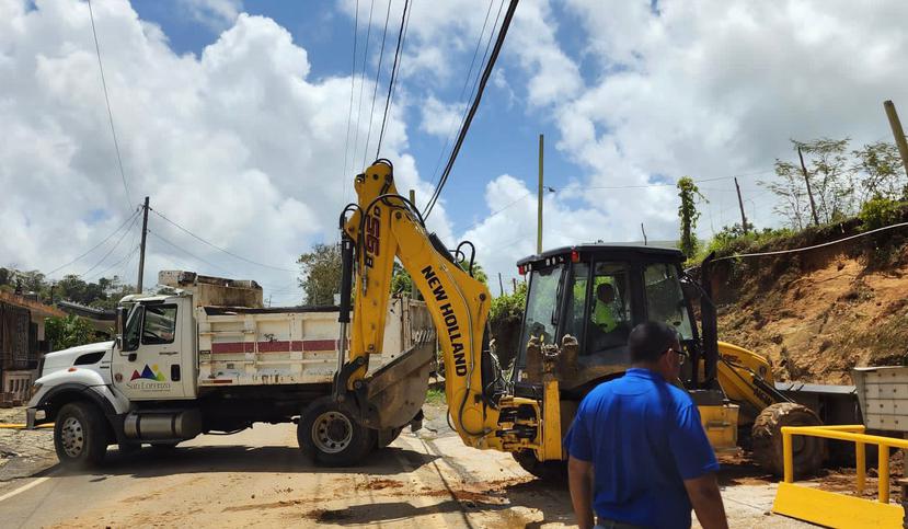 Equipo de construcción del Municipio de San Lorenzo trabaja en atender la situación de emergencia que dejó el paso de una vaguada en ese pueblo.