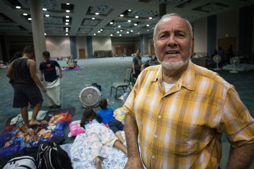 "Yo he pasado todos los huracanes, y nunca tuve que irme de casa hasta ahora", relató Bastián Santiago.