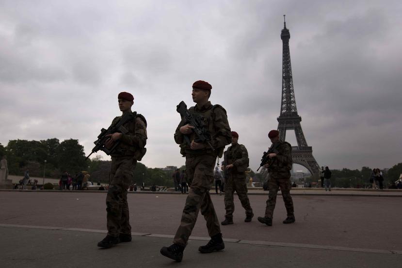 Se sumarán a los 12,000 policías y militares movilizados en París, de los cuales 5,000 se dedicarán íntegramente a garantizar la seguridad de las votaciones y garantizar el orden público. (AP)