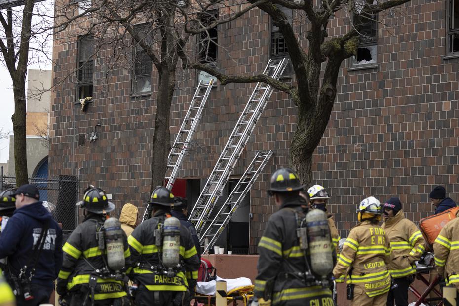 Sobre 200 bomberos acudieron a atender un fuego en un edificio de apartamentos en el Bronx, en Nueva York.
