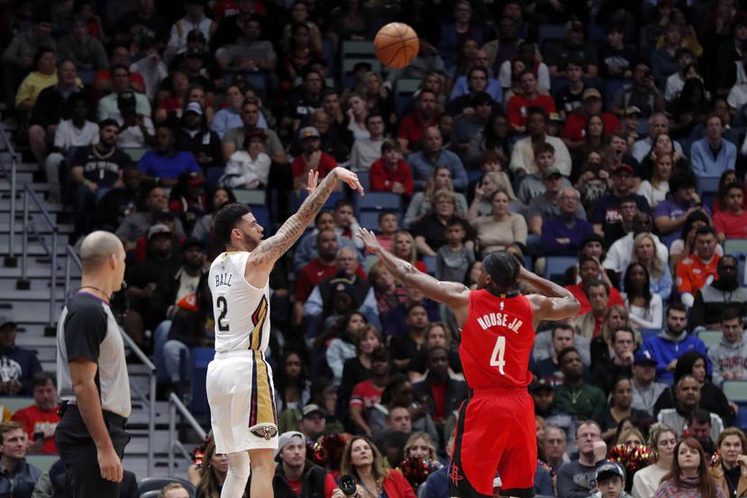 Lonzo Ball, de los Pelicans de Nueva Orleáns, intenta un triple frente a Danuel House Jr., de los Rockets de Houston. (AP / Gerald Herbert)