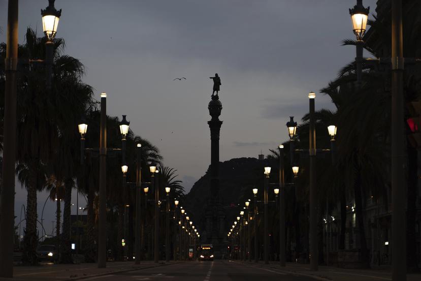 Vista a la estatua de Cristóbal Colón en Barcelona, España.