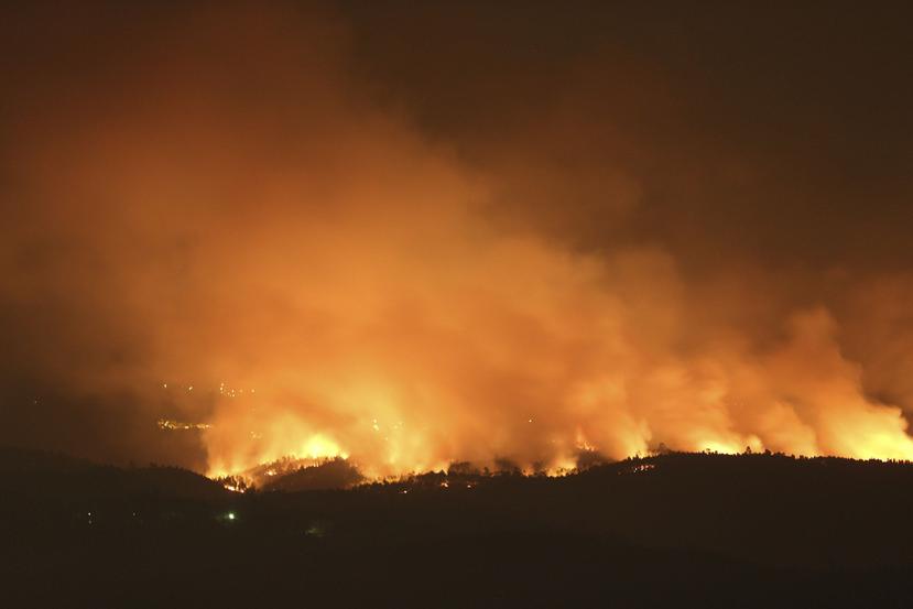 Las llamas se acercan a la localidad de Picha, en el distrito de Coimbra (Portugal). (EFE)