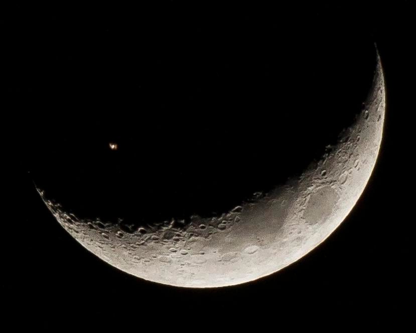 La Estación Espacial será visible pasando muy cerca del area donde vemos la Luna entre las 6:52 p.m. y 6:55 p.m. (Juan González Alicea / Sociedad de Astronomía del Caribe)
