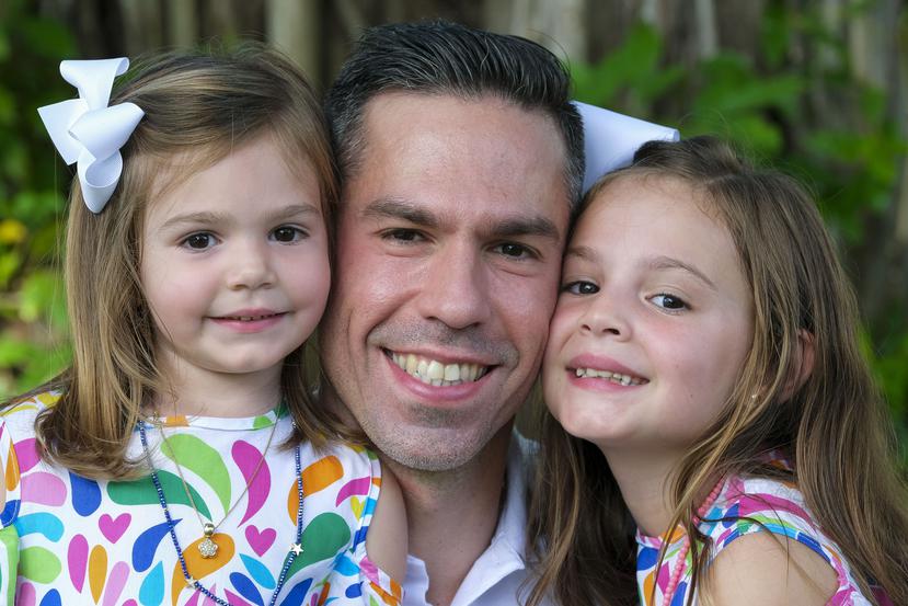 El gastroenterólogo Alberto Luis Zamot y sus hijas, Isabel y Elena Cecilia. (Gerald López / GFR Media)
