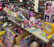 Esta fotografía facilitada por el Ejército de Salvación el sábado 18 de diciembre muestra juguetes donados después del robo de una camioneta de esa organización caritativa llena de juguetes que serían obsequiados a niños y tenían un valor de $6,000.