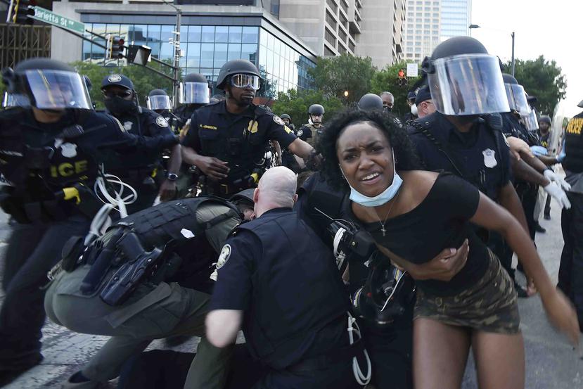 La policía de Atlanta detiene a los manifestantes que protestaban el sábado en esa ciudad. (AP)